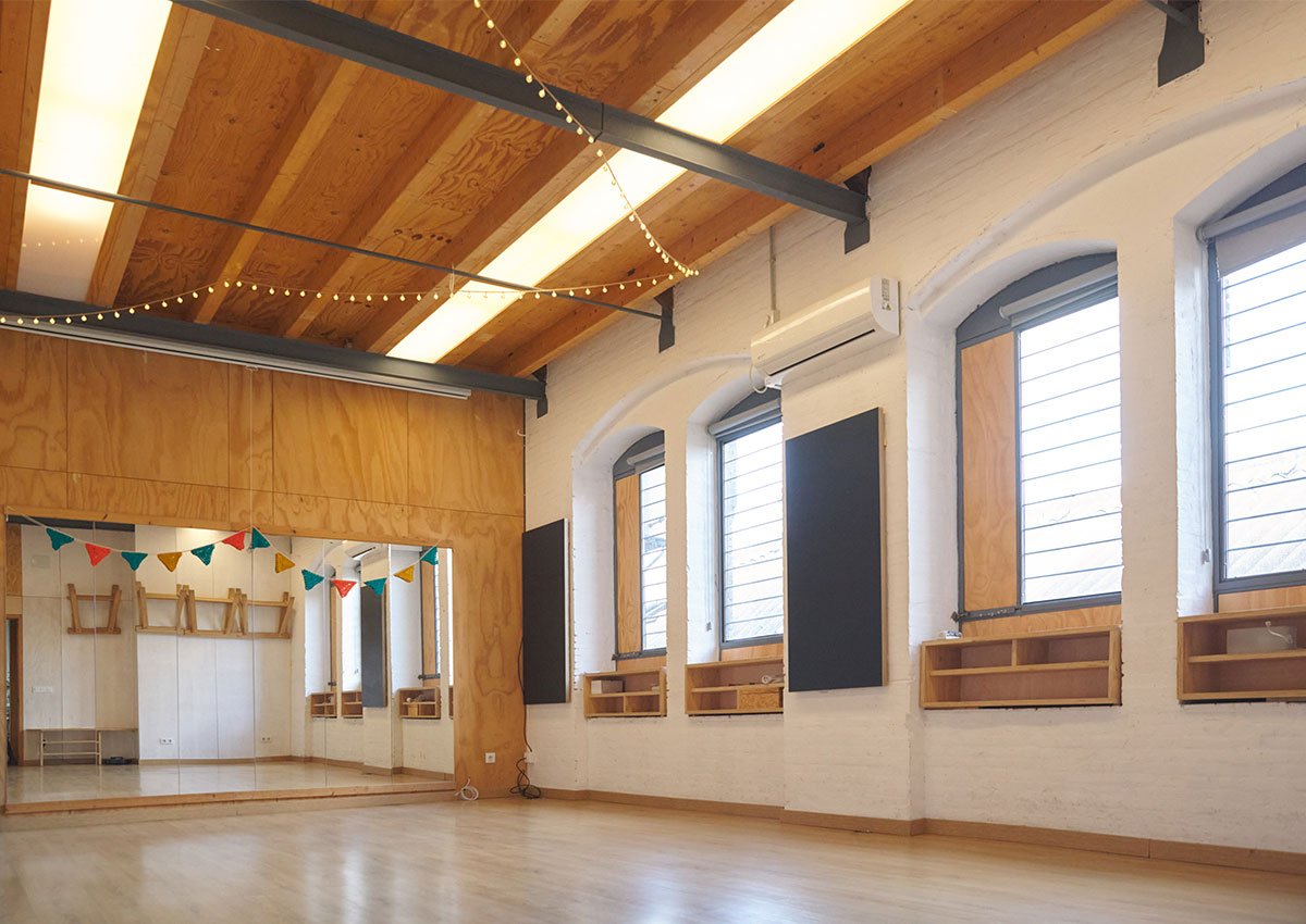 Aula polivalente de alquiler en T11. Sala diáfana de 35m² que permite su versatilidad para acoger actividades de movimiento.